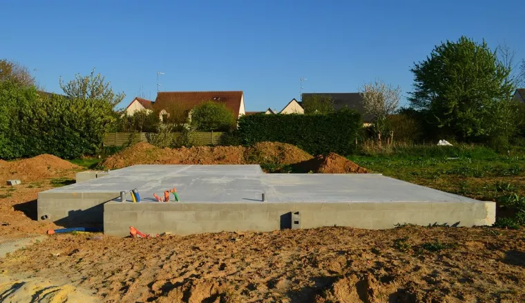Maison sur terre-plein ou vide sanitaire : comment choisir ?