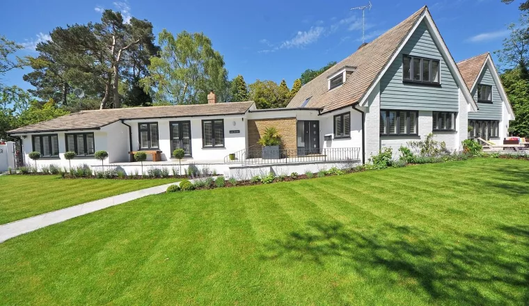 Comment construire sa maison sur un terrain en pente ?