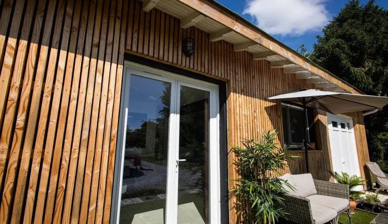 Prix d'une maison bois vs parpaing : qui est le moins cher ?