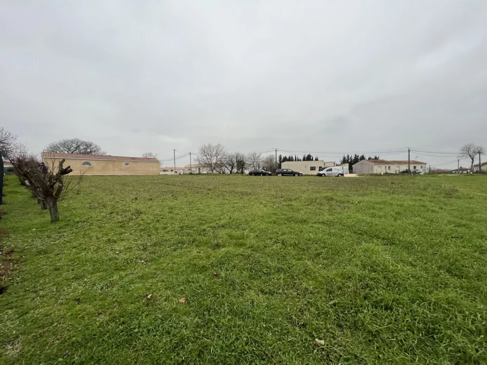 Image du terrain Terrain à bâtir de 720 m² à MONTENDRE (17)