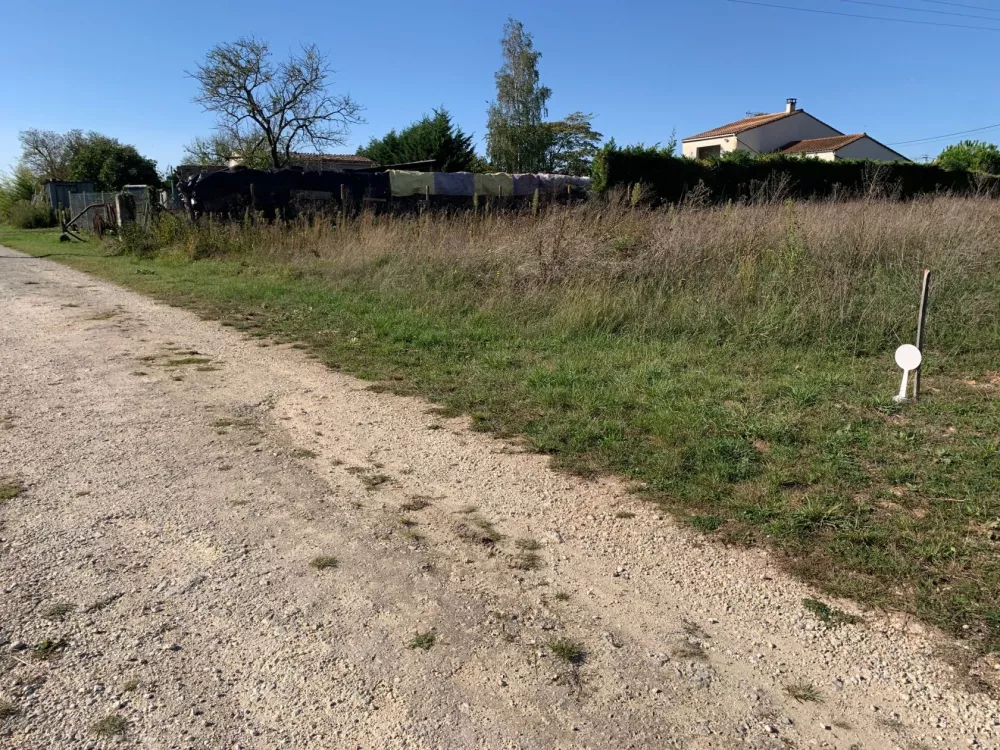 Image du terrain Terrain à bâtir de 520 m2 au prix de 38800 € à NIEUL-LES-SAINTES (17)