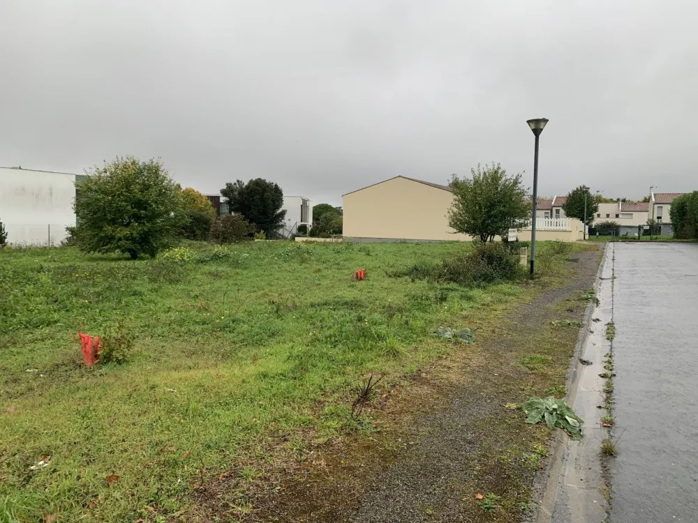 Image du terrain Terrain à bâtir de 607 m2 au prix de 40000 € à SAINT-JEAN-D'ANGELY (17)