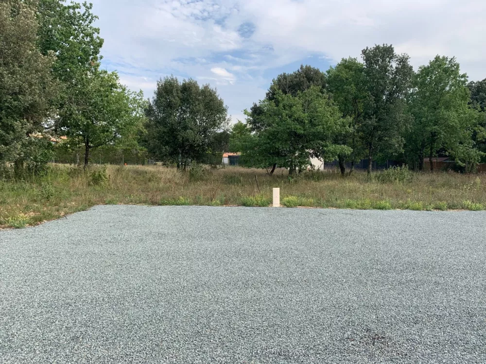 Image du terrain Terrain à bâtir de 604 m2 au prix de 27482 € à SAINT-VAIZE (17)