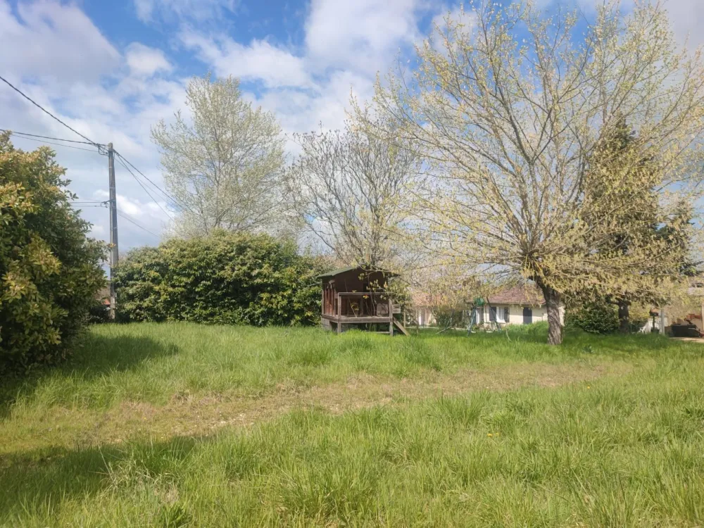 Image du terrain Terrain à bâtir de 730 m² à TARGON (33)