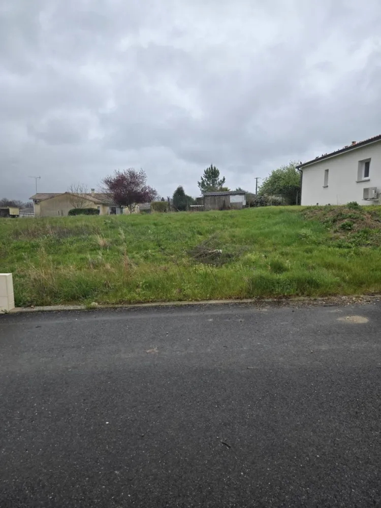 Image du terrain Terrain à bâtir de 640 m² à PODENSAC (33)