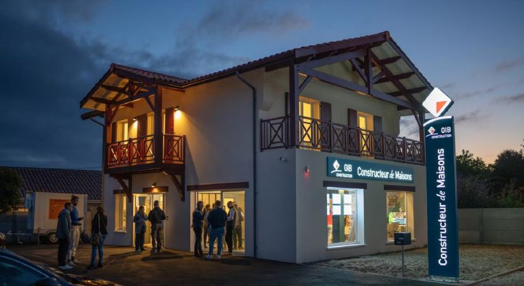 Image du modèle de maison agence de parentis de nuit