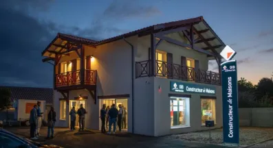 Image du modèle de maison agence de parentis de nuit