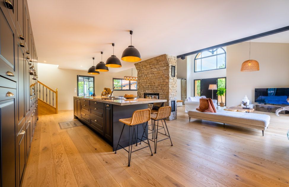Image du modèle de maison cuisine-ouverte-grand-plan-de-travail-maison-unique-sud-ouest