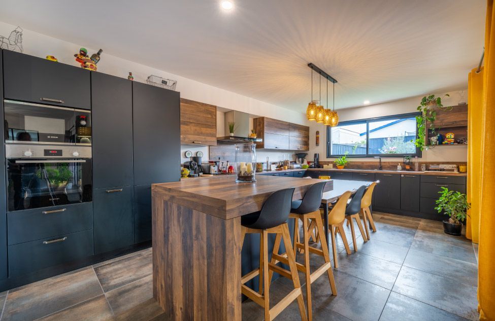 Image du modèle de maison cuisine-ouverte-îlot-central