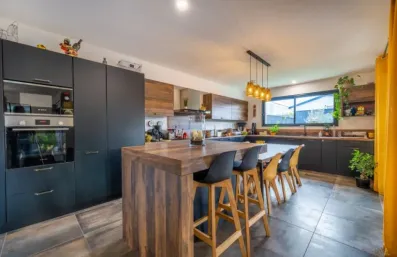 Image du modèle de maison cuisine-ouverte-îlot-central