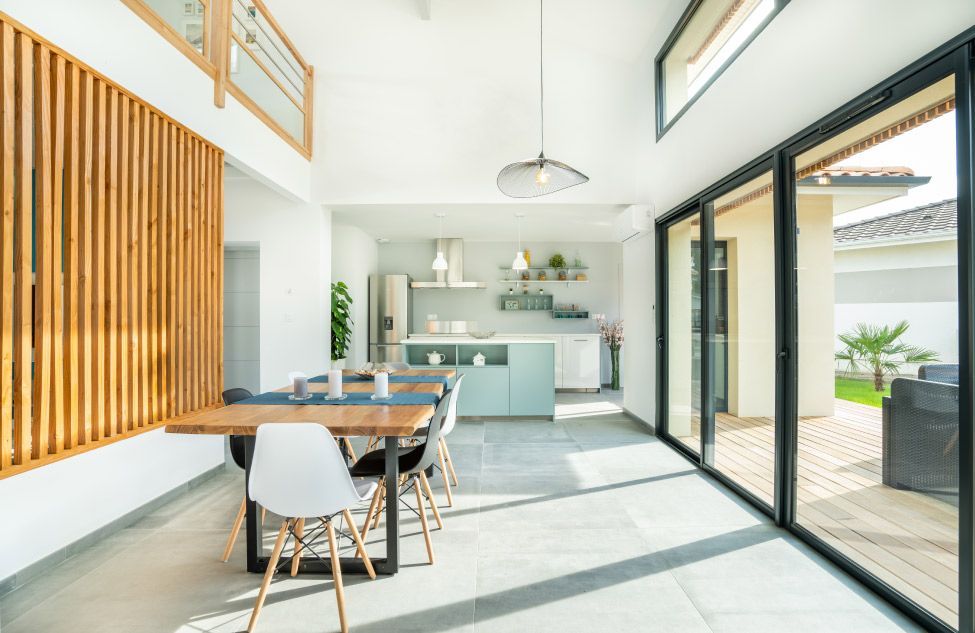 Image du modèle de maison grande-baies-vitrees-cuisine-ouverte