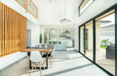 Image du modèle de maison grande-baies-vitrees-cuisine-ouverte