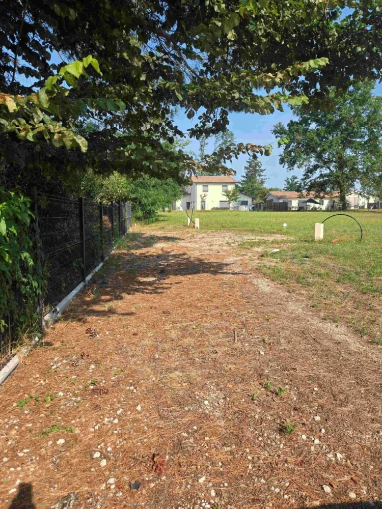 Image du terrain Terrain à bâtir de 560 m² à ROAILLAN (33)