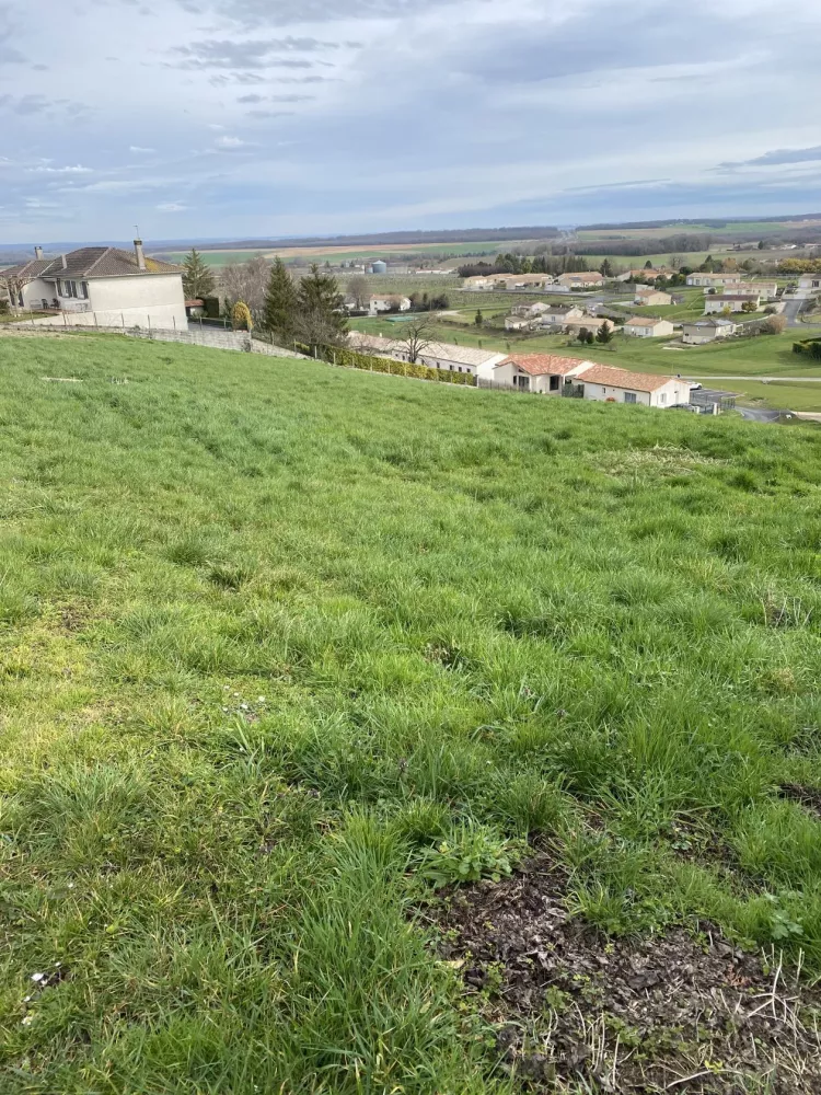 Image du terrain Terrain à bâtir de 1400 m2 au prix de 18000 € à JURIGNAC (16)