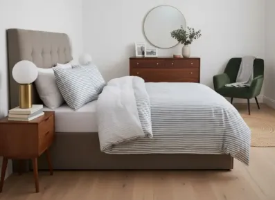 Image du modèle de maison Firefly_Gemini Flash_Genere une chambre de maison rangé vu sur le lit on doit pas voir les fenetre 624480