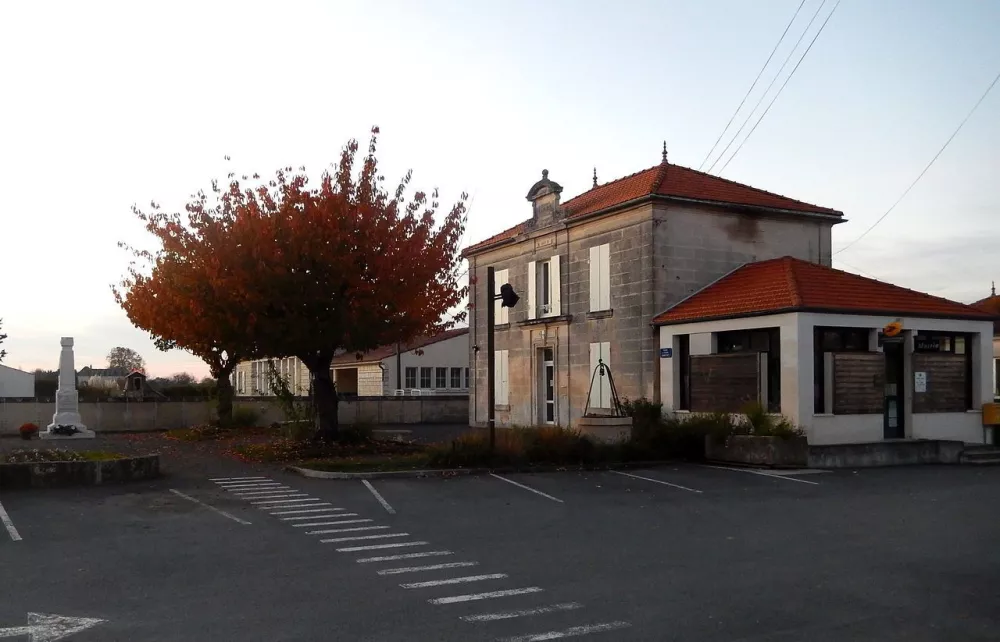 Image du modèle de maison FR_17_Saint-Sever-de-Saintonge_-_Mairie