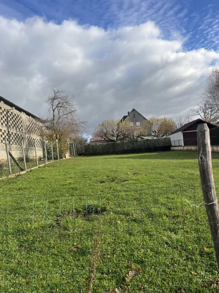 Image du terrain Terrain à bâtir de 551 m² à ARPAJON-SUR-CERE (15)