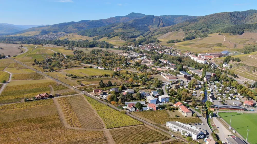 Image du modèle de maison lotissement-terre-et-developpement-terre-eternam-reconversion-friche-turckheim-haut-rhin-drone (2)