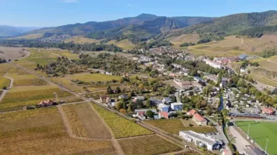 Image du modèle de maison lotissement-terre-et-developpement-terre-eternam-reconversion-friche-turckheim-haut-rhin-drone (2)