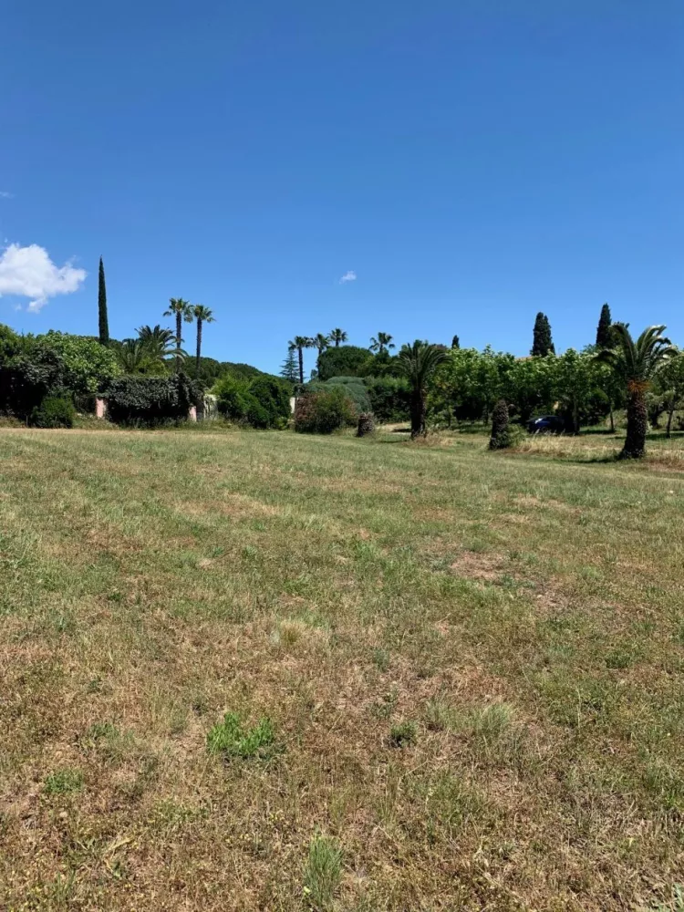 Image du terrain Terrain à bâtir de 1209 m² à FREJUS (83)