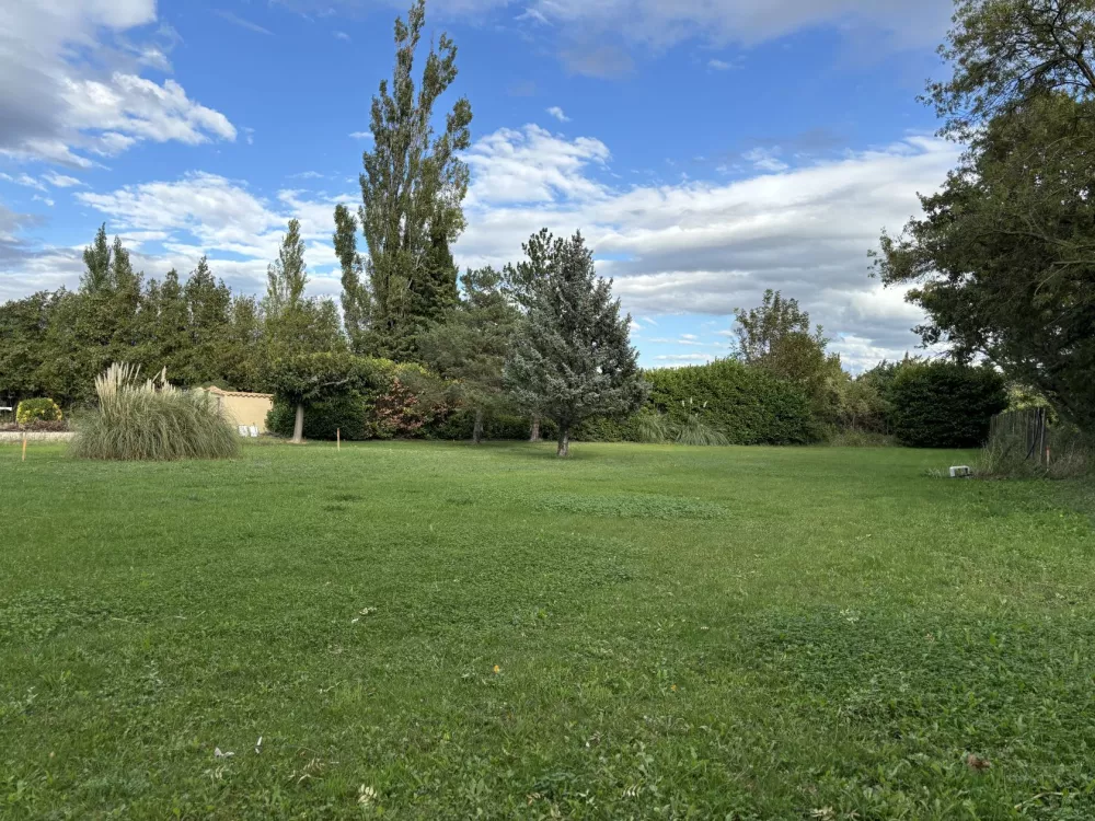 Image du terrain Terrain à bâtir de 698 m² à SENAS (13)