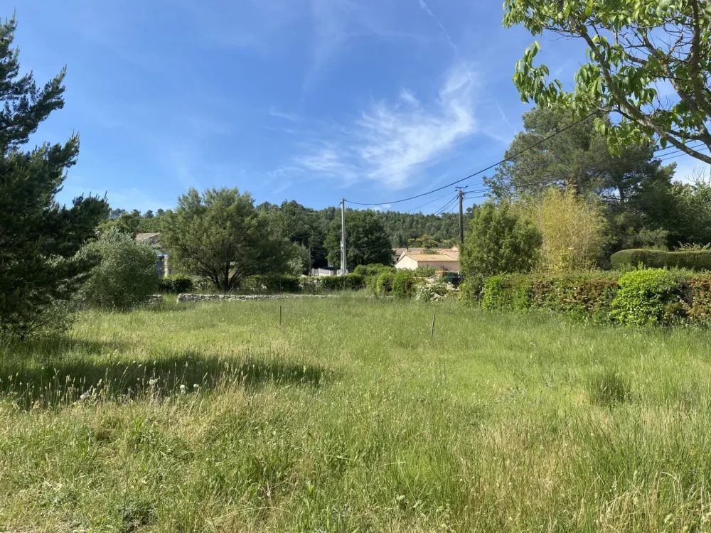 Image du terrain Terrain à bâtir de 1092 m² à FORCALQUEIRET (83)