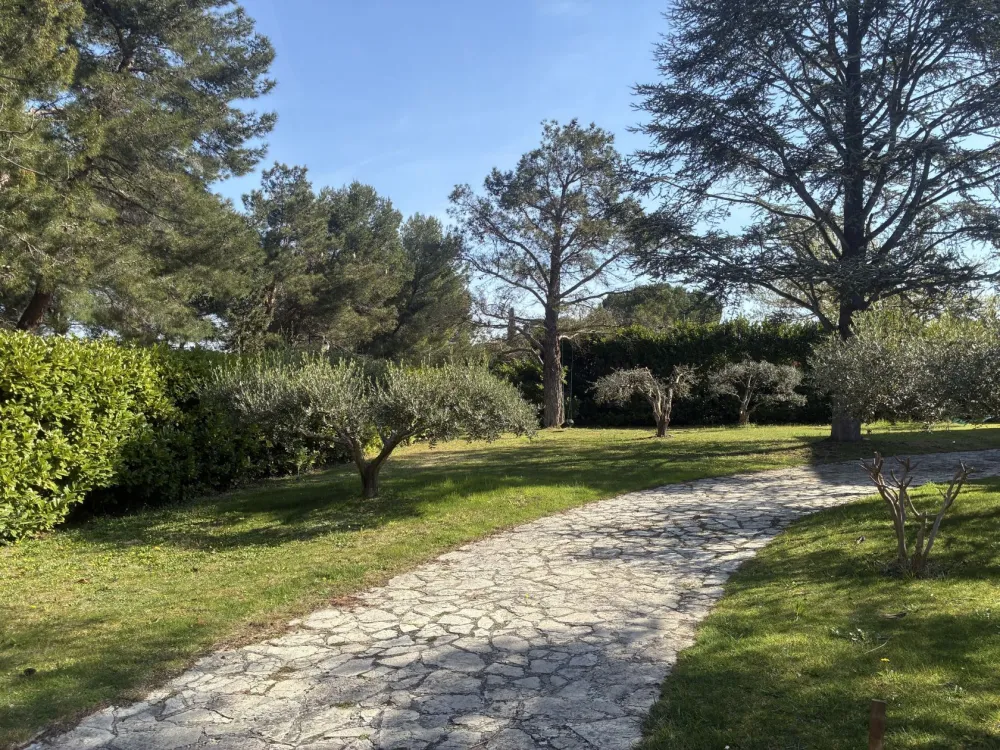 Image du terrain Terrain à bâtir de 540 m² à CHARLEVAL (13)