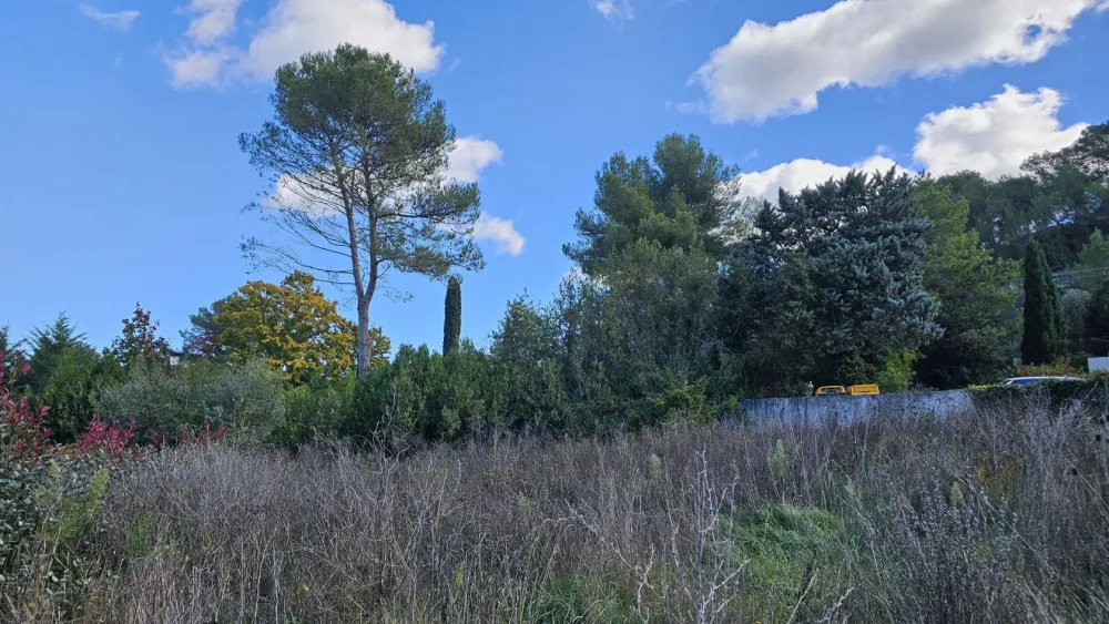 Image du terrain Terrain à bâtir de 1075 m² à VENELLES (13)