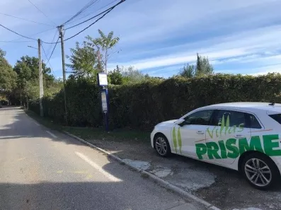 Image du modèle de maison Arrêt de bus en face de l'accès de l'autre coté de la route